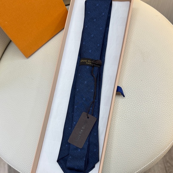 Louis Vuitton Navy Designer Silk Tie -NWT - Picture 2 of 10